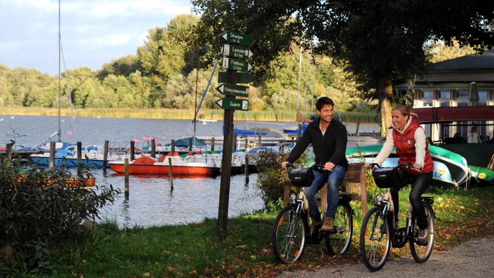 Cyclists on their tour at the Schaalsee lake, © TMV/Foto@Andreas-Duerst.de