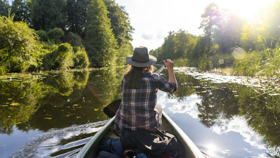 Paddling a kayak on the Havel in the sunshine, © Kommwirmachendaseinfach