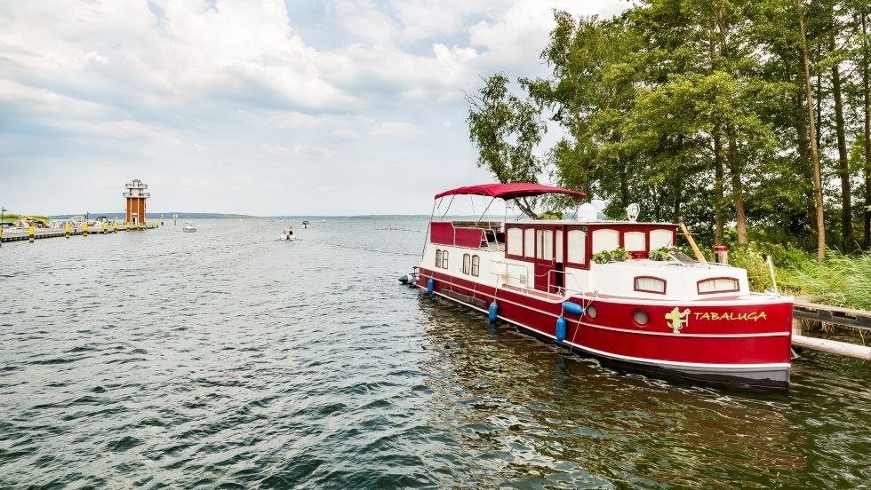 Houseboat "Tabaluga" enters the port of Zarretin, © TMV/Kirchgessner