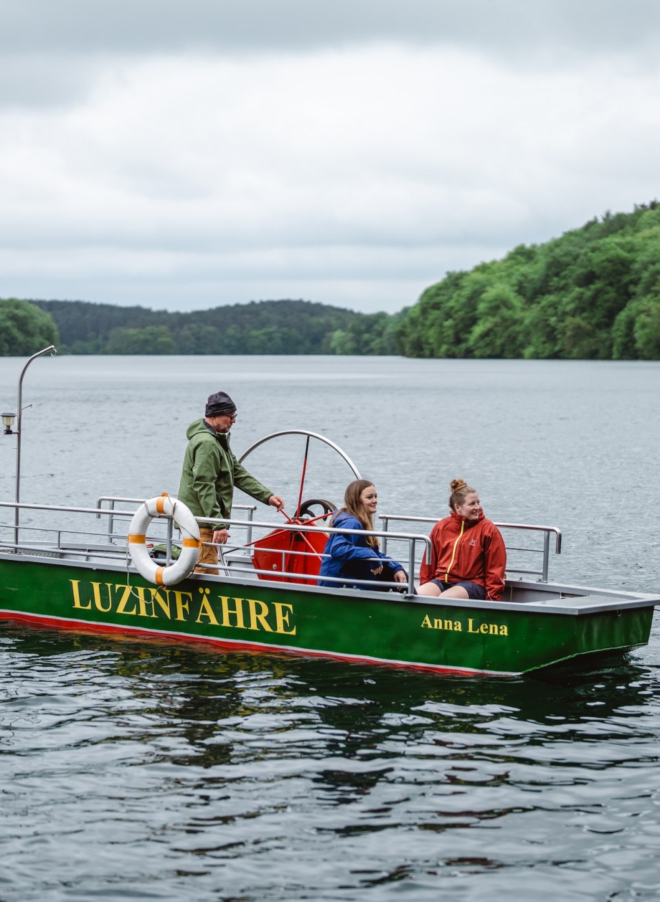 Ferryman Tom has been ferrying hikers across the Narrow Luzin for decades, including Marie and Linda. The hand-operated cable ferry is one of the last in Europe., © TMV/Gross