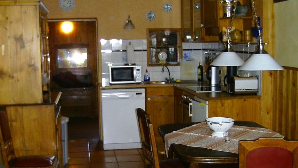 View into the living room with kitchen, © Ferien in der Reetdachkate/Koop