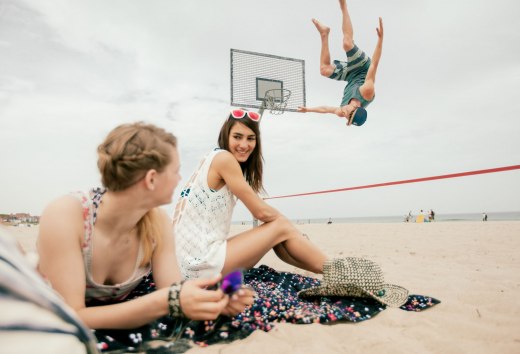 Slackline on the beach with sun, © TMV/Timo Roth