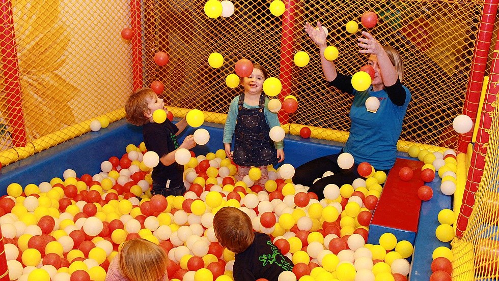 Ball pool in the indoor playground "Willy's Watthaus, © Ostseecamping Ferienpark Zierow KG