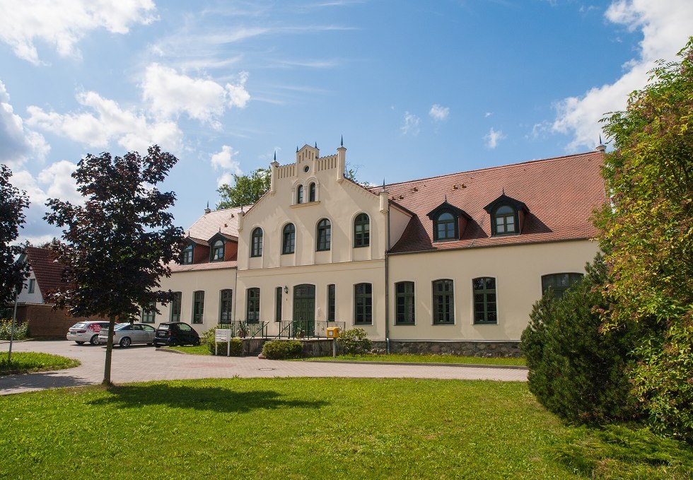 The manor house photographed from the side., © Frank Burger