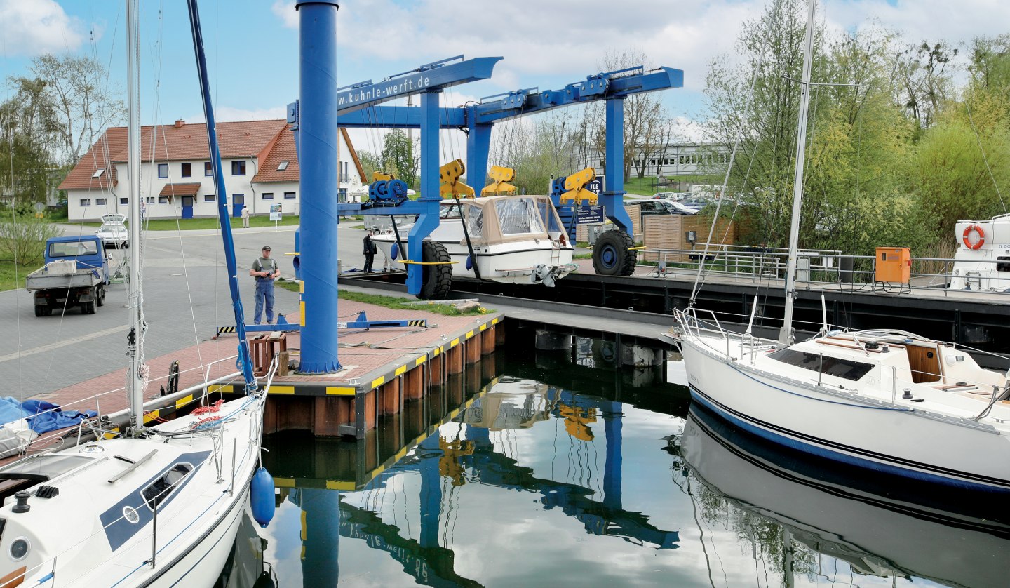 We crane everything: from trailer boat to passenger ship with 90 tons, © Harald Mertes