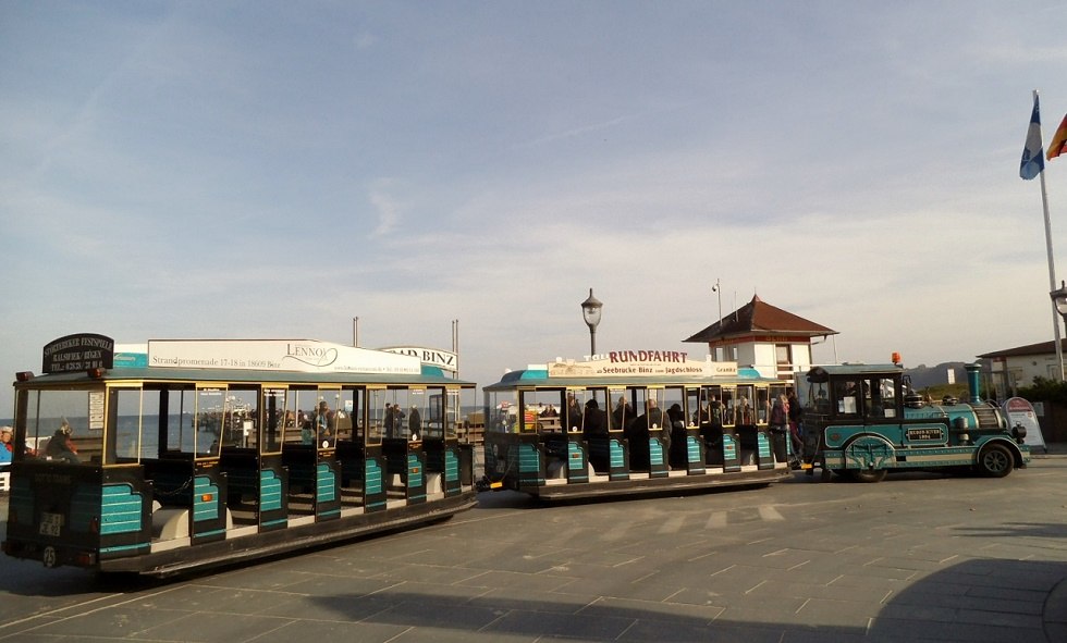 Binzer Bäderbahn in front of the pier, © Tourismuszentrale Rügen