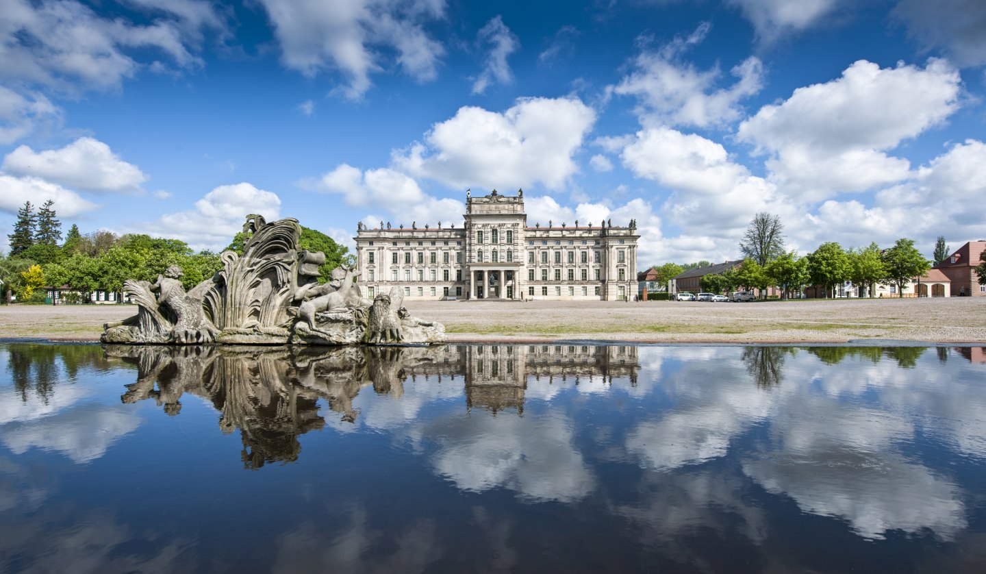 Ludwigslust Castle with reflection in the pond "Karauschen", © SSGK MV / Jörn Lehmann