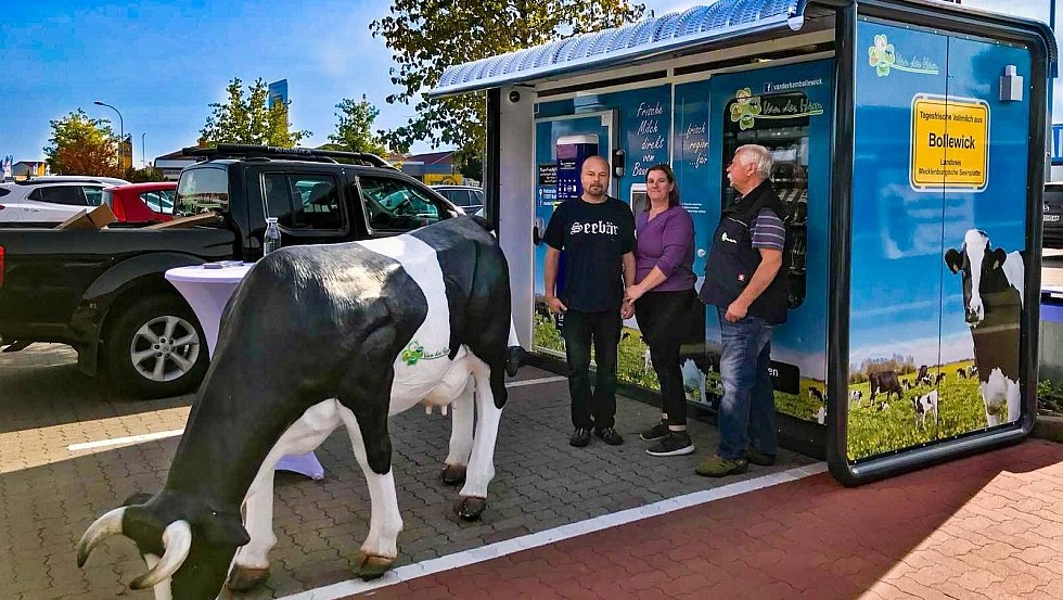 Milk vending machine FAMILA goods, © Van der Ham Bollewick