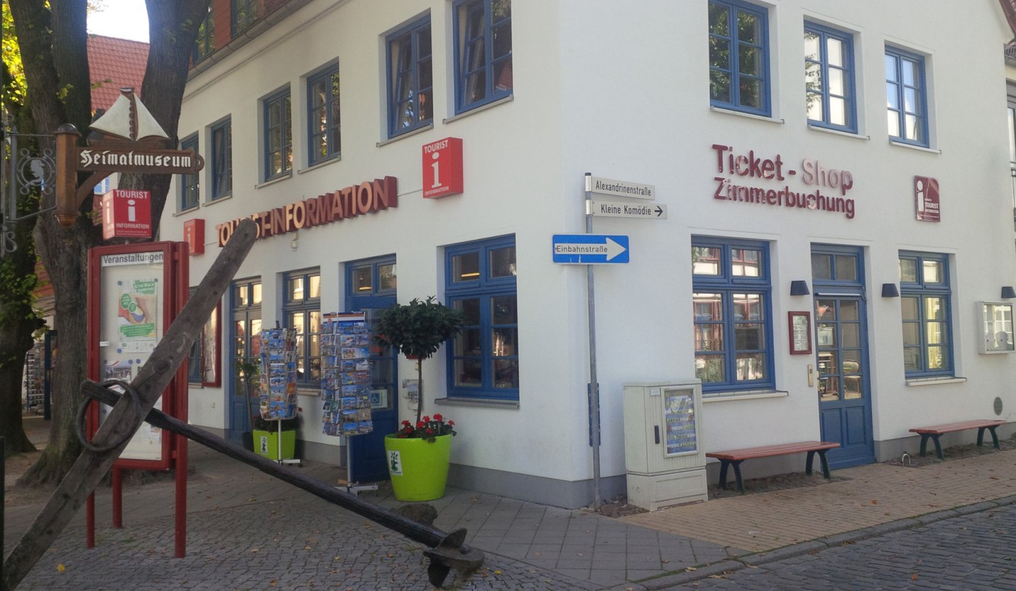 Exterior view of the Tourist Information Warnemünde, © TZRW