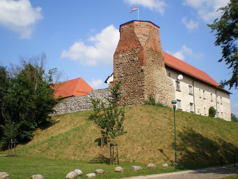 Castle complex with fishing tower, © Mecklenburgische Kleinseenplatte Touristik GmbH