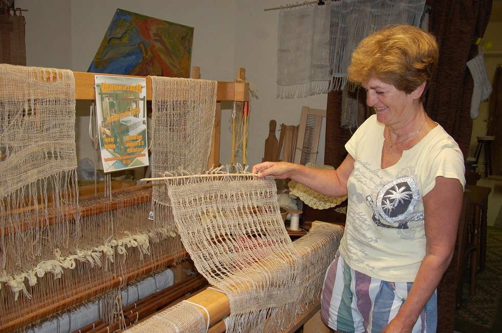 Christine Gabler also makes curtains in her show workshop., © Gabriele Skorupski