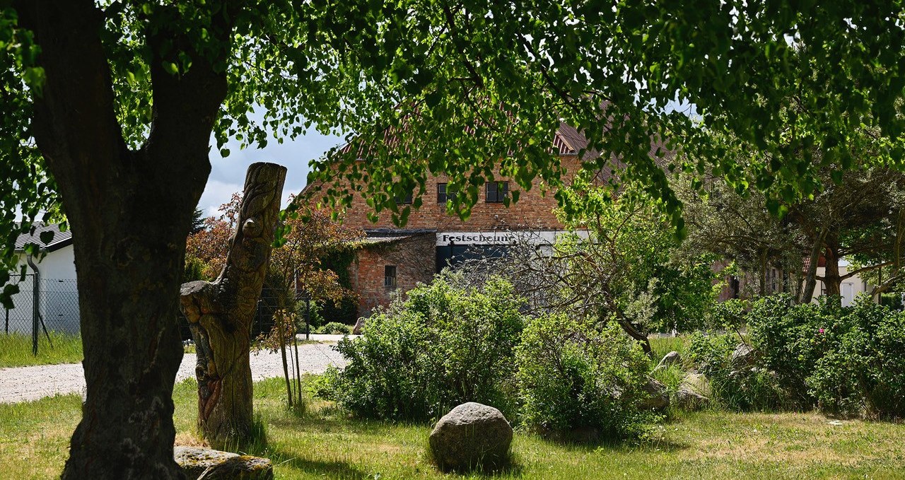 Festival barn in Schlatkow manor park, © WERK Gut WOHNEN Schlatkow