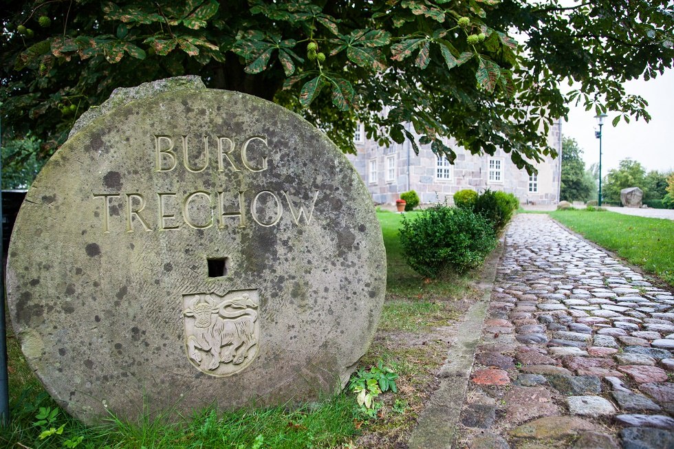 Millstone with inscription and coat of arms Trechow Castle, © Frank Burger