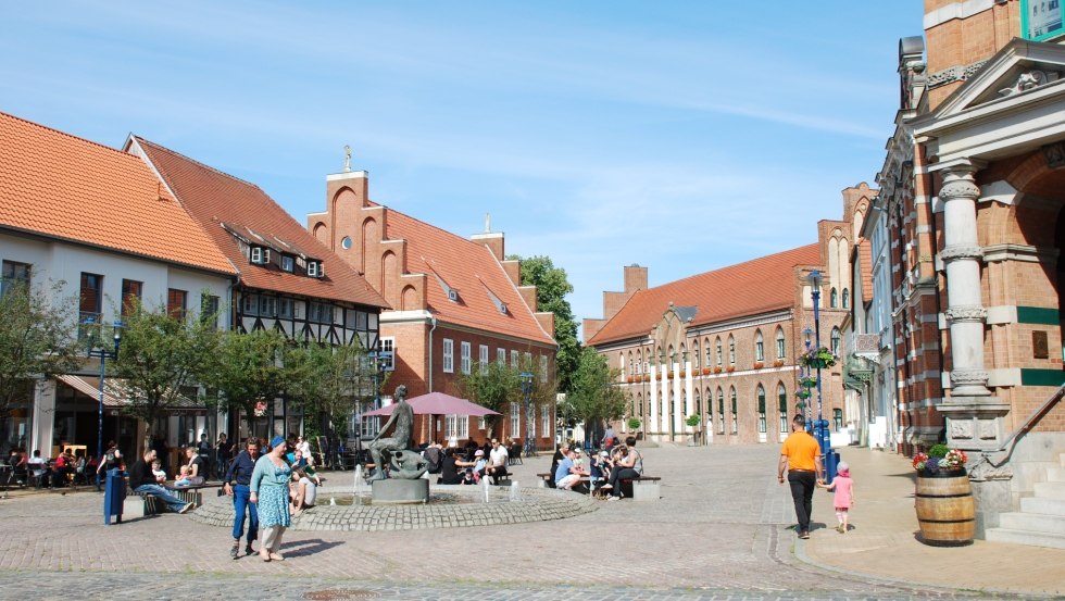 Pedestrian zone with a view on the historical town hall, © Stadt Parchim