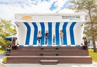 XXL beach chair on the promenade in the Baltic resort Heringsdorf on Usedom, © TMV/Tiemann