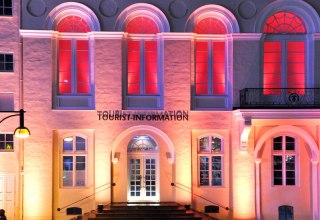 The illuminated tourist information in Rostock city center, © Joachim Kloock