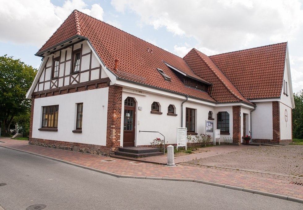 In the picture you can see the community center with the local history room., © Frank Burger