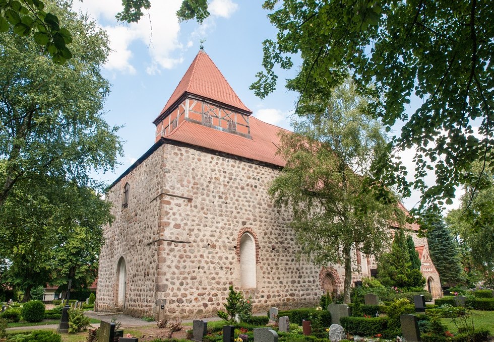 Sanitz village church with cemetery, © Frank Burger