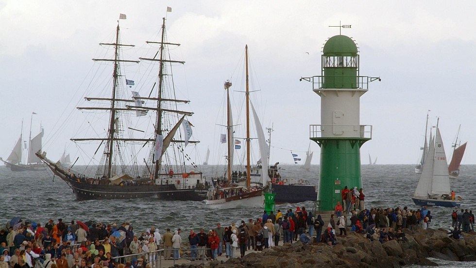 Sailors at the pier, © Fotoagentur Nordlicht