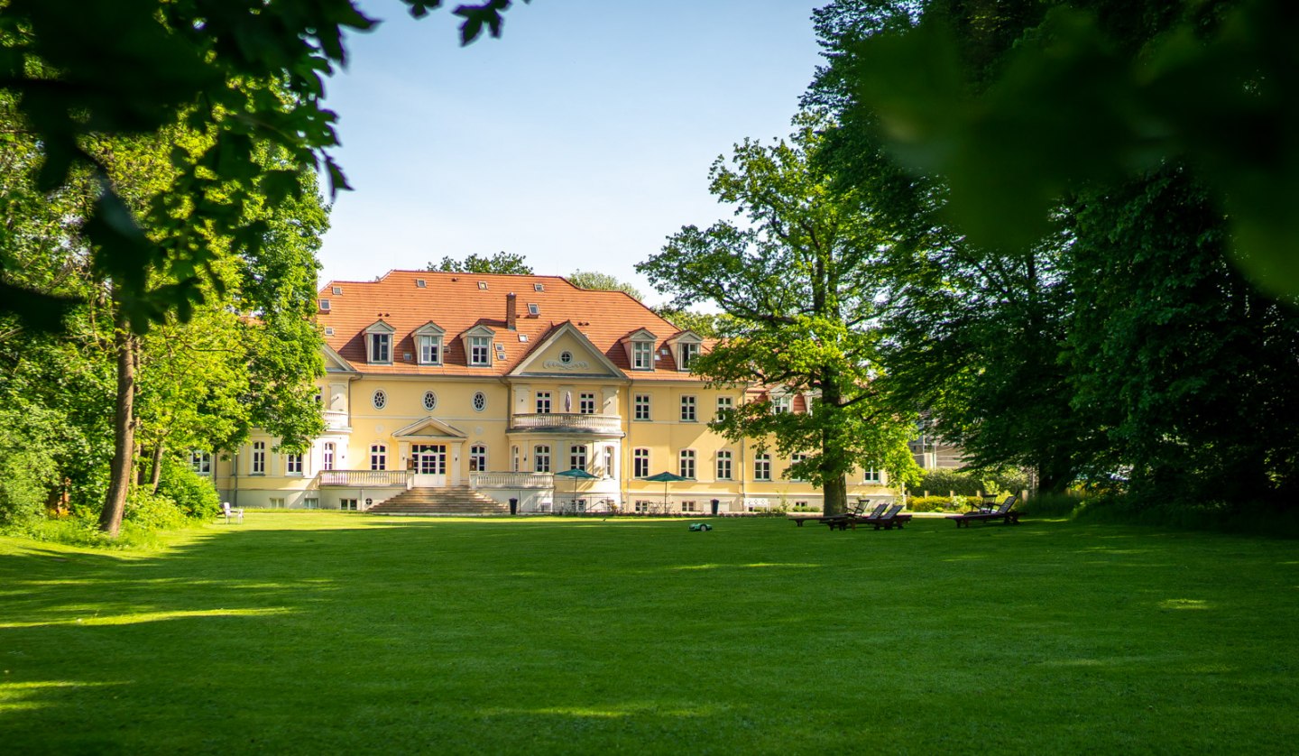 The manor house with its spacious well-kept, quiet manor park grounds., © Kloster Gut Saunstorf