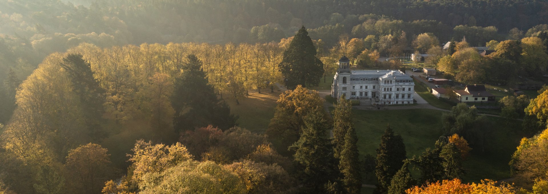 Kaarz castle and castle park in golden autumn, © Schloss Kaarz / Stefan von Stengel