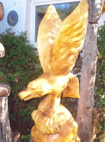 Eagle with fish, ash tree about 100 cm high, © Horst Domröse