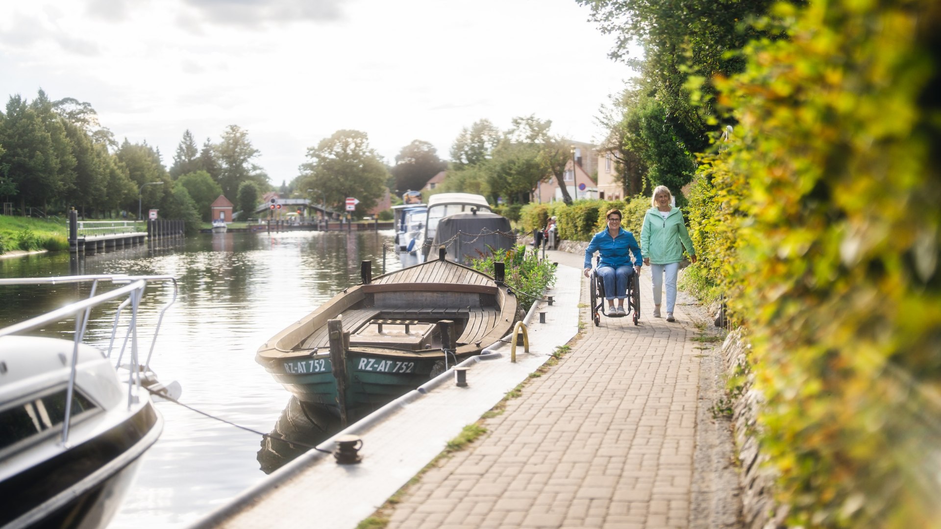 Accessibility is a key issue for Kerstin. In Plau am See, she can easily get from A to B in a wheelchair., © TMV/Gross