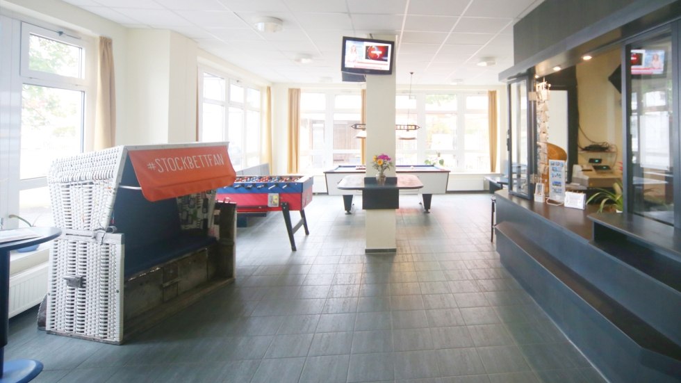 Billiard table & beach chair at the reception desk, © DJH MV / Danny Gohlke