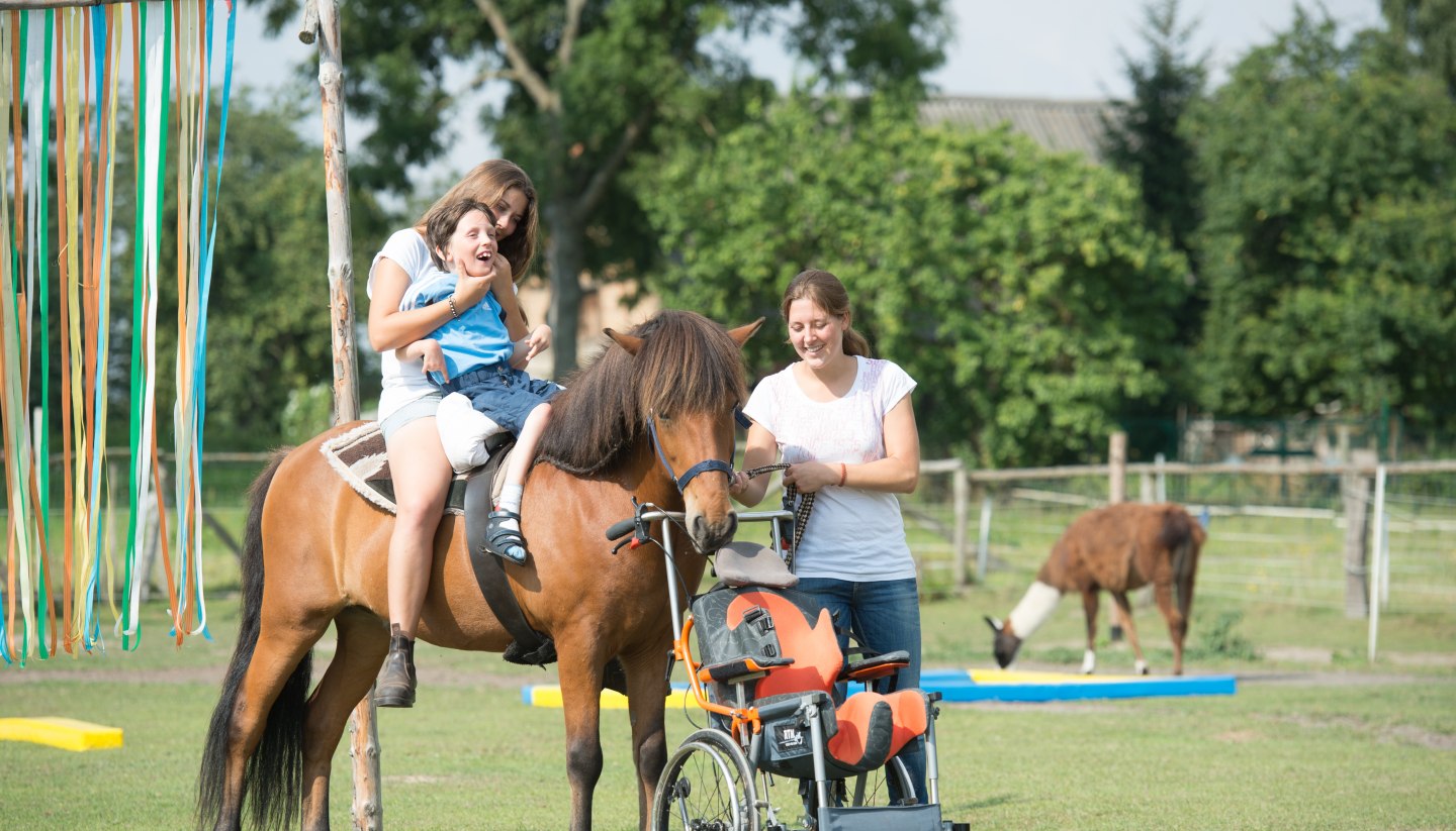 Between the Baltic Sea and the Mecklenburg Lake District, equestrian farms allow people with impairments to feel horses., © TMV/Hafemann