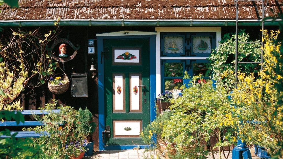 House door of a fishermen's cottage on Fischland-Darß-Zingst richly decorated with carvings and colorfully painted, © TMV/Legrand