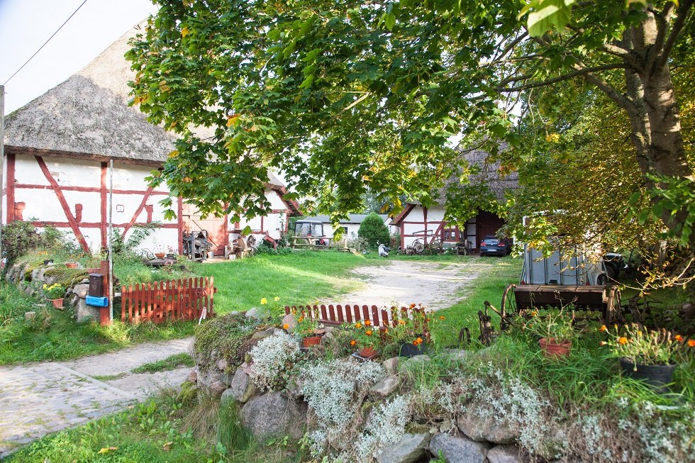 The monument courtyard with the main house and barn., © Frank Burger