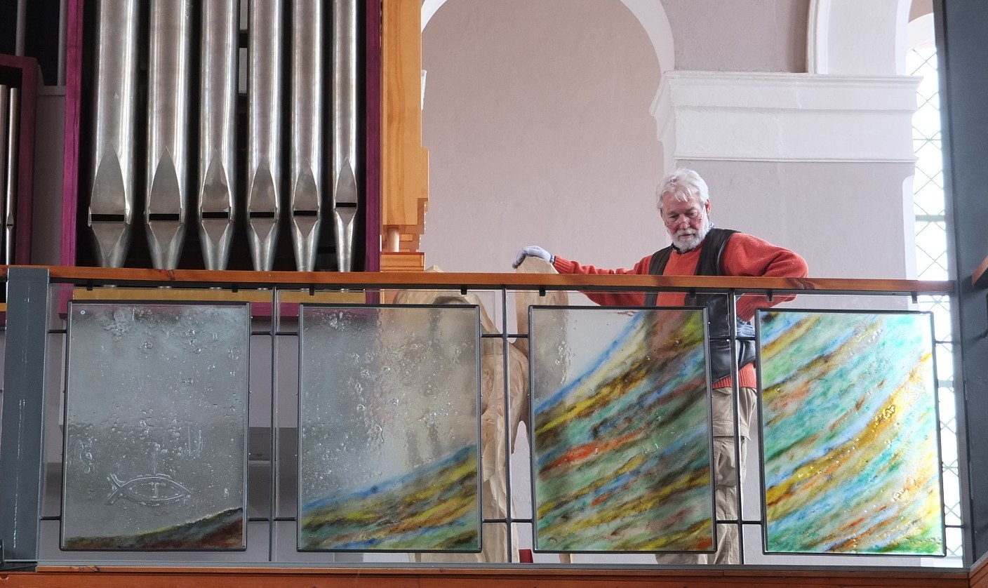 58 glass panels in the colors of the church year, © Christa Kothe