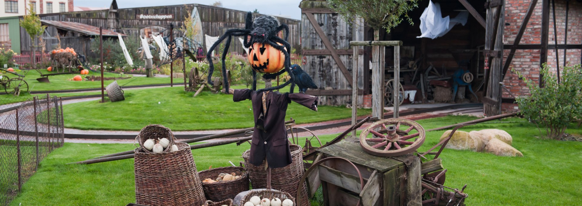 Spooky decorations also outside in the adventure village, © Karls Erlebnis-Dorf