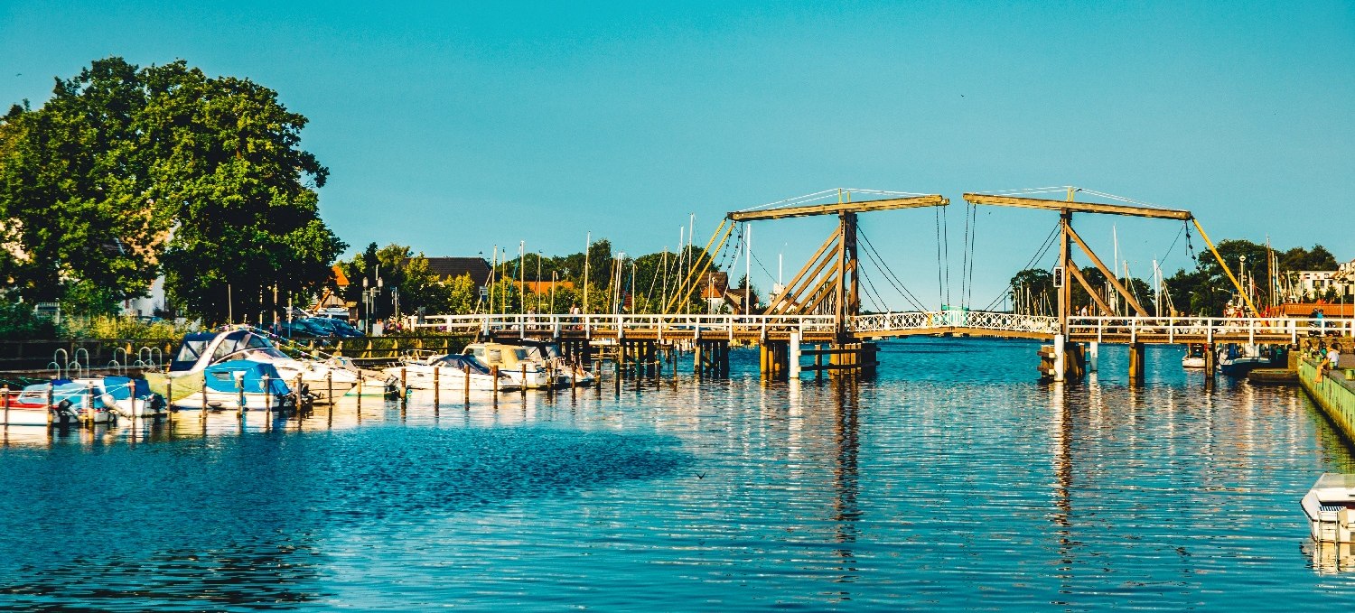 The tranquil, approx. 800-year-old fishing village of Wieck (a district of Greifswald) is known for its wooden bascule bridge., © Wally Pruß