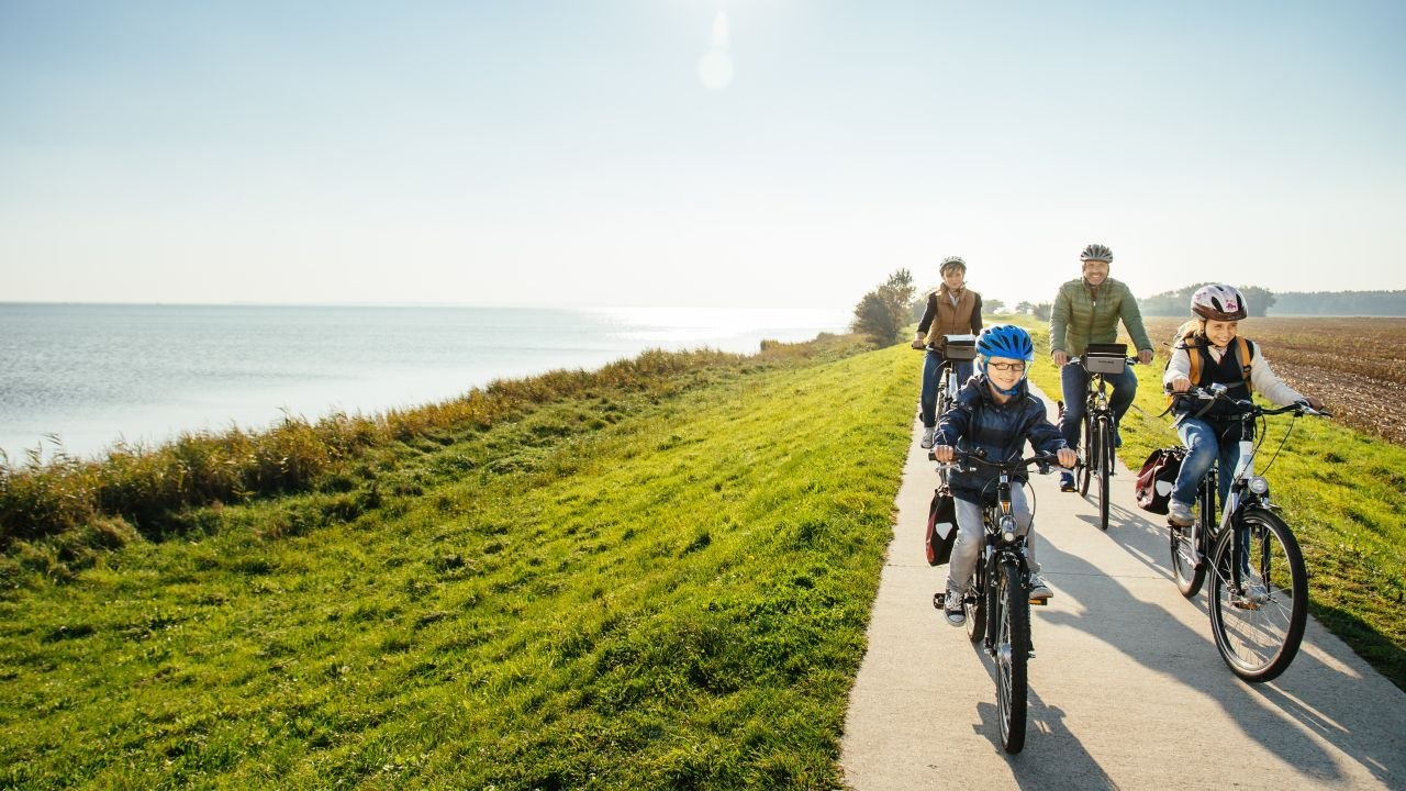 Family outing on a bike on the Baltic Sea island of Ummanz, © TMV/Roth