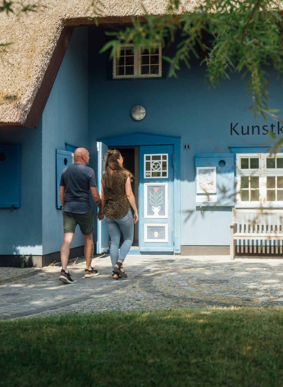 Evelin and Andreas visit the Kunstkaten gallery in the artists' colony of Ahrenshoop., © TMV/Petermann