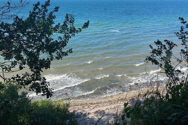 The view from the cliff to the natural beach and the Baltic Sea - reachable in 15 minutes by bike or in 30 minutes by foot from the vacation cooperative, © Silke Juchter