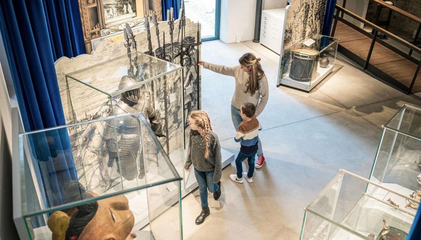 A family looks with interest at exhibits in the Wismar SCHABBELL Museum of City History. , © TMV/Tiemann