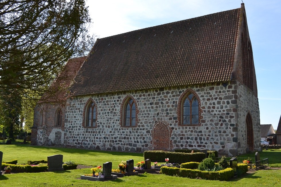 Church with tombs, © Lutz Werner