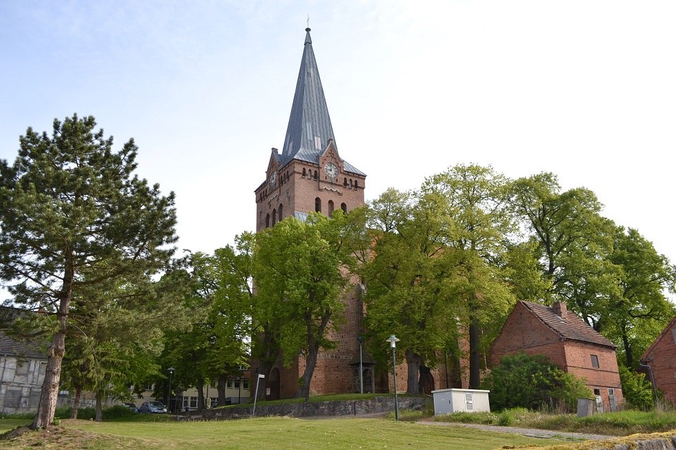 The church as seen from the old city boundary with old school from the south-western direction., © Lutz Werner