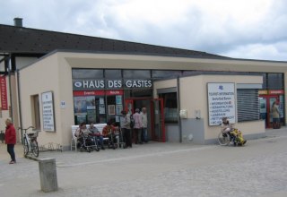 Directly at the pier in Bansin, the "Haus des Gastes" provides information about the place., © TMV/Klüber