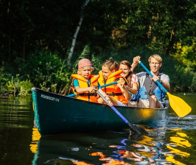 To the paddles, ready fun - in the Mecklenburg Lake District canoeing becomes an adventure, © TMV/Roth