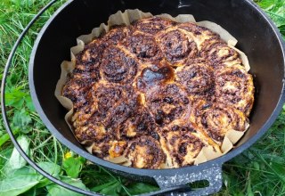 Cinnamon rolls from the Dutch Oven, © Martin Hagemann