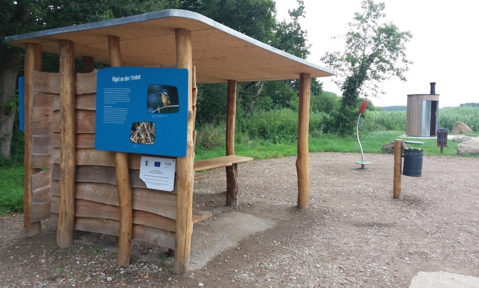 The rest area is equipped with a covered seating area and compost toilet, © Martin Hagemann