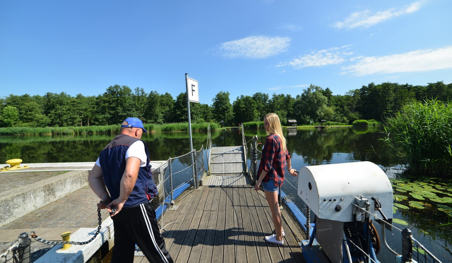 Quickly to the other bank of the Peene with the passenger and bike ferry, © Holger Martens