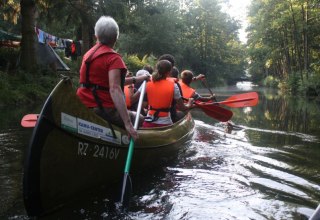 In a large canoe on the Schaalsee Canal, © Schaalsee-Camp/Schydelko