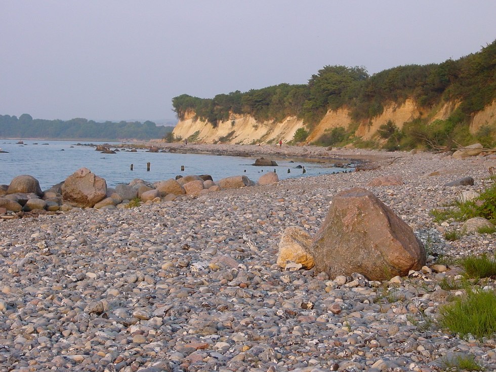 Stone beach near Glowe along low steep shore, © Tourismuszentrale Rügen