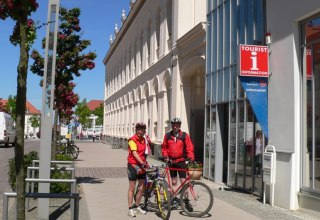 Cyclists at the tourist information office, © Stadt Neustrelitz