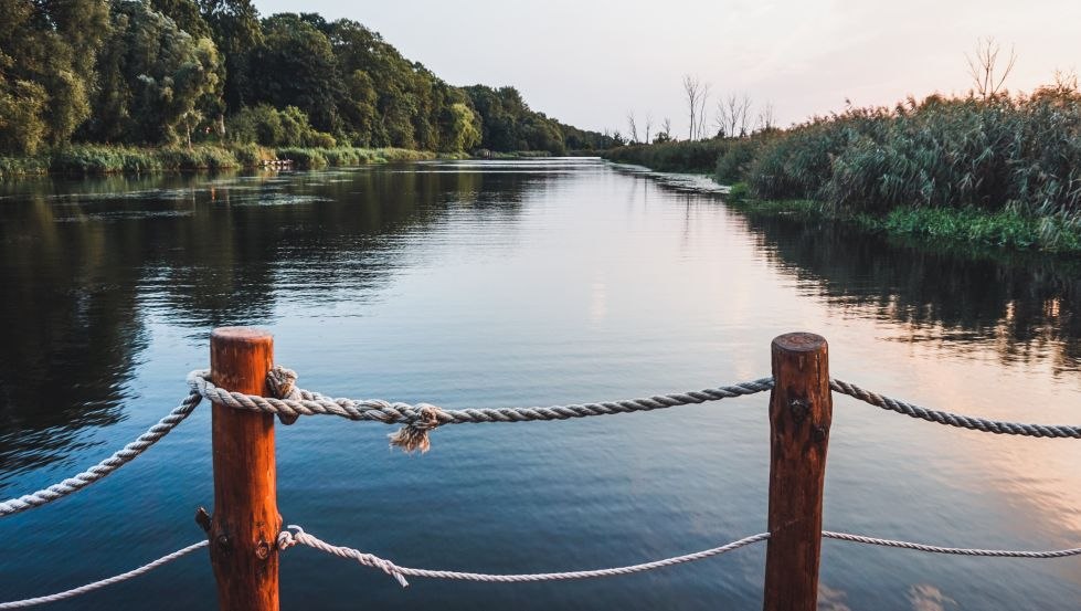 Enjoy the tranquility of nature on the raft railing, © TMV/WorldonaBudget