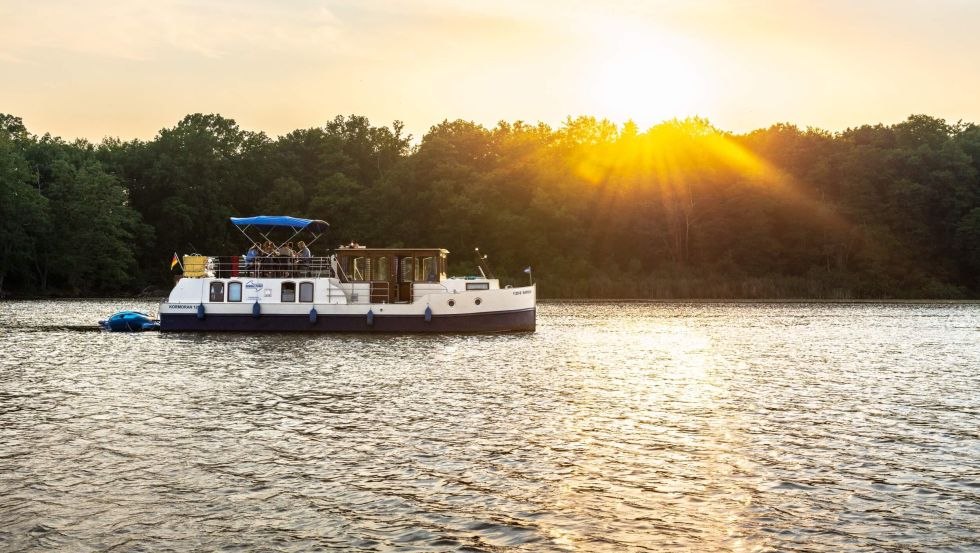 Towards the sunset on the Müritz with the houseboat, © TMV/Gänsicke